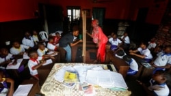 Para siswa menghadiri kelas di "My Dream Stead", sekolah berbiaya rendah bagi warga kurang mampu yang menerima pembayaran menggunakan limbah daur ulang, di Ajegunle, Lagos, Nigeria. 