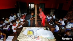 Para siswa menghadiri kelas di "My Dream Stead", sekolah berbiaya rendah bagi warga kurang mampu yang menerima pembayaran menggunakan limbah daur ulang, di Ajegunle, Lagos, Nigeria. 