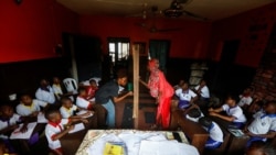 Foto ilustrasi yang menunjukkan sejumlah siswa yang tengah mengikuti pembelajaran di sebuah sekolah di Ajegunle, Lagos, Nigeria, pada 19 Mei 2023. (Foto: Reuters/Temilade Adelaja)