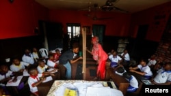 Foto ilustrasi yang menunjukkan sejumlah siswa yang tengah mengikuti pembelajaran di sebuah sekolah di Ajegunle, Lagos, Nigeria, pada 19 Mei 2023. (Foto: Reuters/Temilade Adelaja)