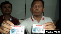 Petugas menunjukkan SIM miilik warganegara Korea yang ditangkap (Foto: VOA/Yudha)