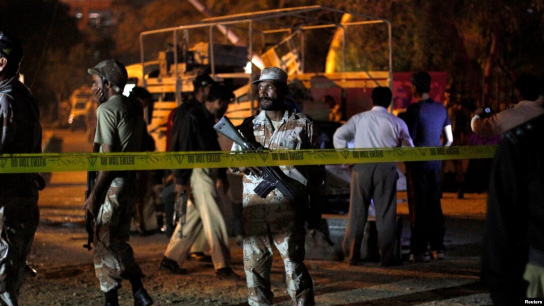 Seorang petugas tengah berjaga di sekitar lokasi ledakan bom di Karachi (3/4). Taliban mengaku bertanggungjawab atas serangan bom yang menewaskan empat tentara ini.