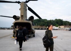 지난 2019년 도널드 트럼프 당시 미국 대통령의 한국 방문을 수행한 김승민 기자가 오산 공군기지에서 미군 헬기에 탑승하고 있다. (사진=Erin Schaff / The New York Times)