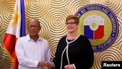 Bộ trưởng Quốc phòng Australia Marise Payne bắt tay người tương nhiệm Philippines Delfin Lorenzana, trước khi thảo luận về việc trợ giúp Philippines chống IS tại Marawi.