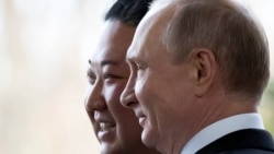 블라디미르 푸틴 러시아 대통령(오른쪽)과 김정은 북한 국무위원장이 2019년 4월 25일 러시아 블라디보스토크에서 회담 중 사진 촬영을 위해 포즈를 취했다.