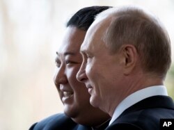 블라디미르 푸틴 러시아 대통령(오른쪽)과 김정은 북한 국무위원장이 2019년 4월 25일 러시아 블라디보스토크에서 회담 중 사진 촬영을 위해 포즈를 취했다.