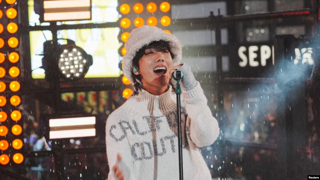 FILE: J-Hope tampil di Times Square pada acara Malam Tahun Baru pertama tanpa batasan sejak pandemi COVID-19 di wilayah Manhattan di New York City, AS, 31 Desember 2022. (REUTERS/ Jeenah Moon)