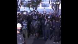 泰国警方用水炮驱散抗议民众