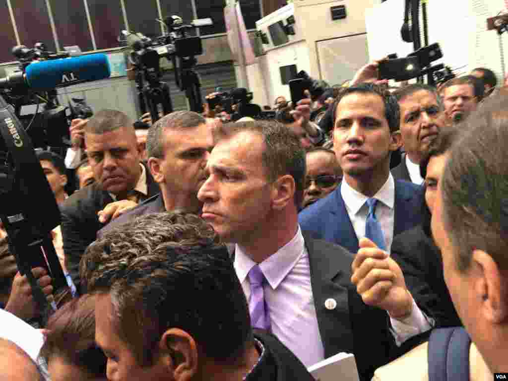 El presidente encargado, Juan Guiadó, cruza por la fuerza barricadas de la Guardia Nacional Bolivariana.