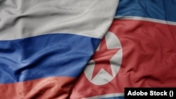 러시아와 북한 국기. 유럽연합(EU)이 러시아에 파견돼 러시아의 북한제 미사일 사용을 지원한 북한 기술자를 독자 제재 대상에 올렸다.