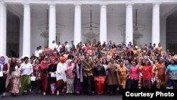 Presiden Jokowi berphoto dengan para aktivis perempuan di depan Istana Merdeka, Jakarta, Rabu (6/3) (Foto: Biro Pers Sekretariat Presiden)