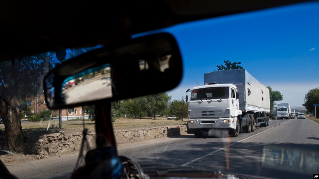 Truk - truk bergerak menuju titik kontrol perbatasan antara Rusia dan Ukraina di Donetsk. Konvoi truk-truk bantuan Rusia yang pertama menyeberangi zona inspeksi Ukraina, 22/8/2014.