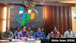 Kepala BPS Suhariyanto (tengah) bersama perwakilan dari Bappenas, Kemenko Polhukam, dan Kemendagri dalam konferensi pers "Indeks Demokrasi Indonesia (IDI) 2018" di kantor BPS, Jakarta, Senin, 29 Juli 2019. (Foto: VOA/Ghita)