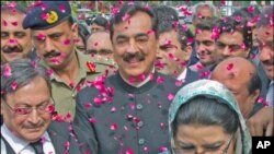 دمشر قاضي افتخار محمدچوهدري په مشرۍ درې کسيز بينچ وويل ښاغلى گيلانى په هاغه ورځ دپارليمان دغړيتوب او دوزيراعظم دعهدې دپاره نااهله شوى ؤ چې ورته په 26م اپريل سترې محکمې دتوهين عدالت په جرم کې سزا اورولې وه.
