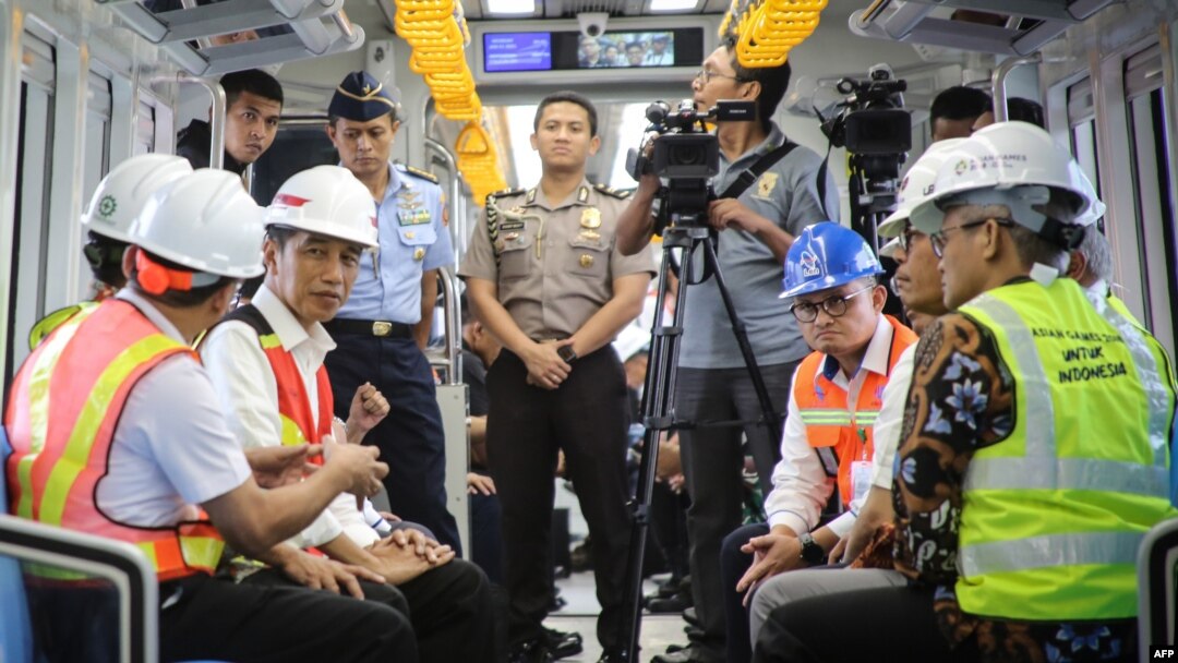 Presiden Joko Widodo (kedua dari kiri) dan para pejabat duduk di dalam kereta ringan atau light rail transit (LRT) di stasiun Jakabaring di Palembang, Sumatra Selatan, 13 Juli 2018.