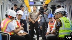 Presiden Joko Widodo (kedua dari kiri) dan para pejabat duduk di dalam kereta ringan atau light rail transit (LRT) di stasiun Jakabaring di Palembang, Sumatra Selatan, 13 Juli 2018.