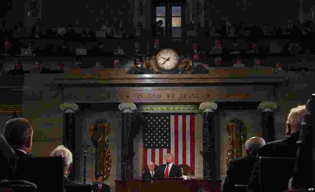 صدر ٹرمپ نے اپنے خطاب میں کہا کہ ملک کی معیشت بہتر ہو رہی ہے، روزگار میں اضافہ ہو رہا ہے، جرائم گھٹ رہے ہیں اور امریکہ ترقی کر رہا ہے۔