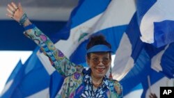 ARCHIVO - La vicepresidenta de Nicaragua, Rosario Murillo, saluda durante un mitin en Managua, Nicaragua, el 5 de septiembre de 2018.
