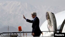 John Kerry estaba de viaje cuando fue multado por no limpiar de nieve la acera frente a su casa.