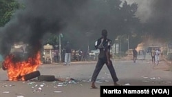 Les violences continuent dans les rues d'Abidjan, Côte d'Ivoire, le 30 octobre 2016. (VOA/Narita Namasté)