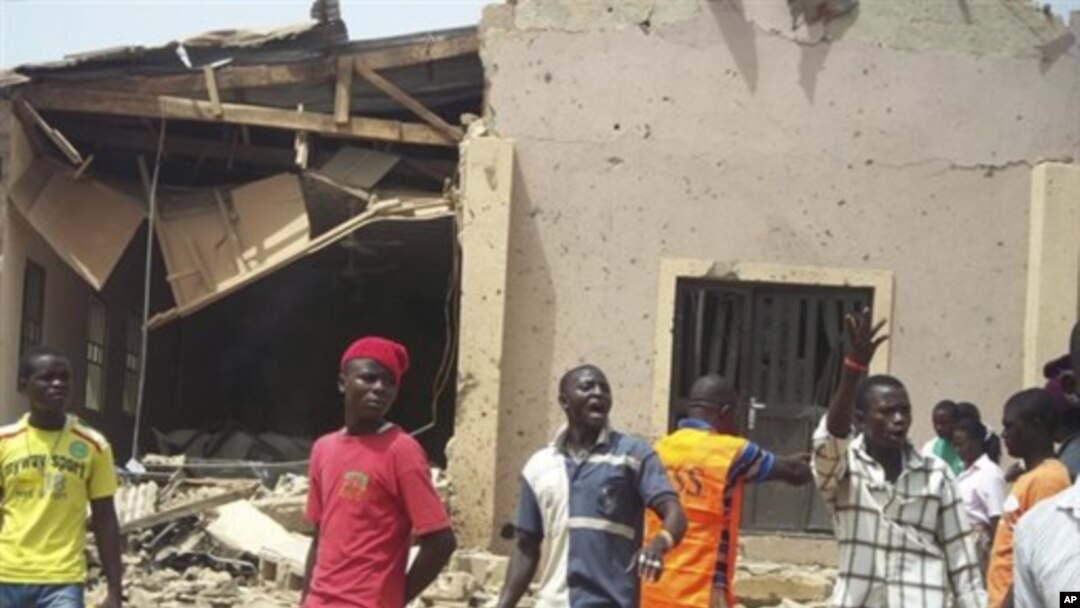 Gereja Living Faith di negara bagian Bauchi, Nigeria runtuh akibat pemboman, sedikitnya 15 orang tewas dan beberapa orang lainnya cedera parah (3/6).
