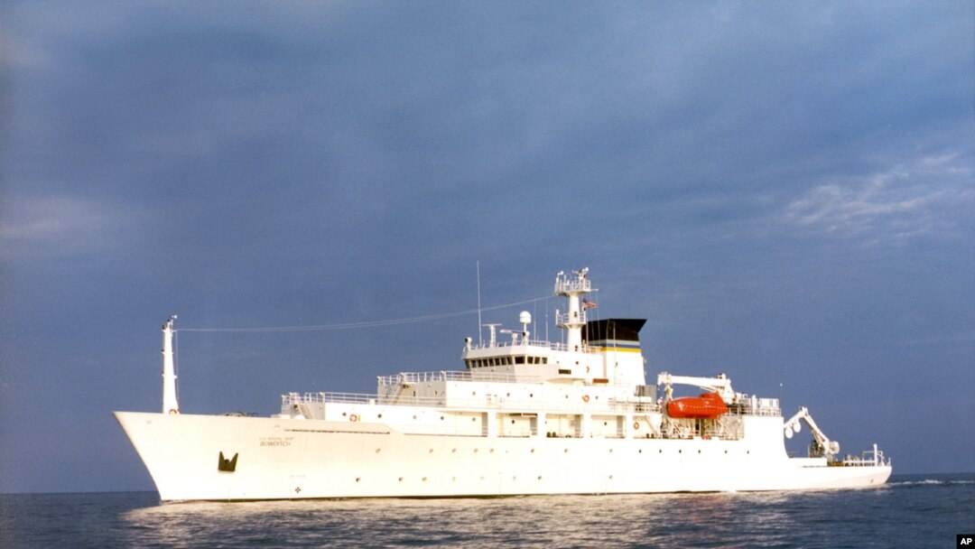 Kapal USNS Bowditch, kapal survei kelautan sipil, berlayar di perairan terbuka. Kapal Bowditch menyelamatkan dua drone pada hari Kamis (15/12) ketika kapal AL China mengambil salah satu drone tersebut, menurut juru bicara Pentagon.