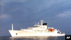 Kapal USNS Bowditch, kapal survei kelautan sipil, berlayar di perairan terbuka. Kapal Bowditch menyelamatkan dua drone pada hari Kamis (15/12) ketika kapal AL China mengambil salah satu drone tersebut, menurut juru bicara Pentagon.