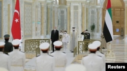 Cumhurbaşkanı Erdoğan BAE'de Abu Dabi Veliaht Prensi Şeyh Muhammed bin Zayed Al Nahyan tarafından resmi törenle karşılandı
