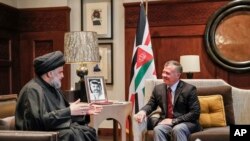 Raja Yordania Abdullah II (kanan) menerima ulama Irak Muqtada al-Sadr di Amman, Yordania Senin (23/10). 