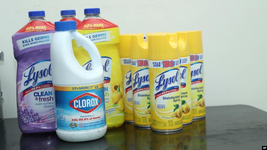 Productos desinfectantes Lysol usados en el hogar durante la pandemia de coronavirus.
