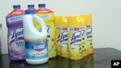 Productos desinfectantes Lysol usados en el hogar durante la pandemia de coronavirus.