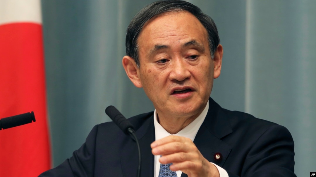 2015年1月23日日本政府发言人内阁官房长官菅义伟在首相官邸新闻发布会上(资料照片)
