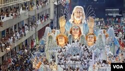 La carroza de Beija-Flor con la imagen de Jesuscristo en el cual desfiló Roberto Carlos rodeado por 300 niños.