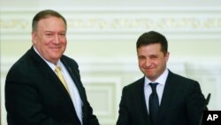 Ukrainian President Volodymyr Zelenskiy, right, and U.S. Secretary of State Mike Pompeo shake hands during a joint news conference following their talks in Kyiv, Ukraine, Jan. 31, 2020. 