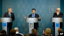 From left, French Foreign Minister Jean-Marc Ayrault, Ukrainian Foreign Minister Pavlo Klimkin and German Foreign Minister Frank-Walter Steinmeier attend a news conference after their meeting in Kyiv, Ukraine, Sept. 14, 2016.