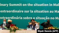 Le président du Ghana et président de la CEDEAO, Nana Akufo-Addo (centre), s'adresse aux dignitaires lors du sommet extraordinaire de la CEDEAO sur la situation au Mali à Accra le 30 mai 2021.