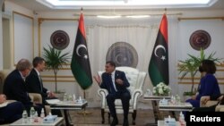 Le secrétaire d'État adjoint américain par intérim, Joey Hood, rencontre le premier ministre libyen, Abdulhamid Dbeibeh, et la ministre libyenne des affaires étrangères, Najla el-Mangoush, à Tripoli, en Libye, le 18 mai 2021.