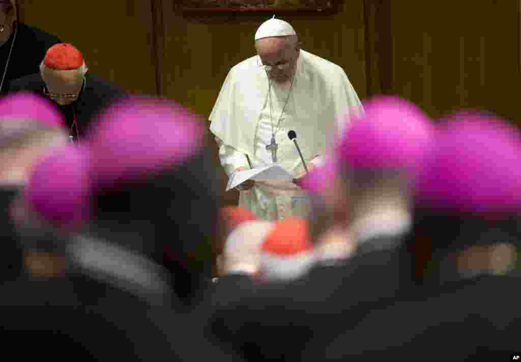 Le Pape François ouvre la séance de l&#39;après-midi d&#39;un synode de deux semaines sur les questions de la famille au Vatican, le lundi 6 octobre 2014,&nbsp; au cours duquel la contraception, les homosexuels, le mariage et le divorce sont discutées. (AP Photo / Alessandra Tarantino) 