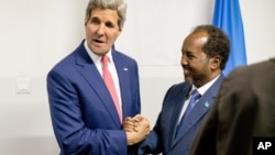 Sakataren Harkokin Wajen Amurka John Kerry da Shugaban Somaliya Hassan Sheikh Mohamud a Mogadishu, Somaliya, May 5, 2015.