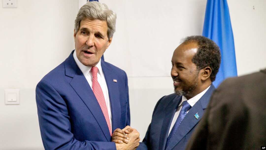 Menlu AS John Kerry bertemu Presiden Hassan Sheikh Mohamud saat kunjungan ke Mogadishu, Somalia, 5 Mei tahun 2015 (foto: dok).