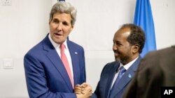 Menlu AS John Kerry bertemu Presiden Hassan Sheikh Mohamud saat kunjungan ke Mogadishu, Somalia, 5 Mei tahun 2015 (foto: dok).