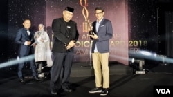 Cawapres Sandiaga Uno meraih penghargaan 'Inspiration Awards' dalam ajang Moeslim Choice Awards versi Majalah Moeslim Choice di Hotel Pullman, Jakarta, Rabu (12/12). (VOA/Ghita)