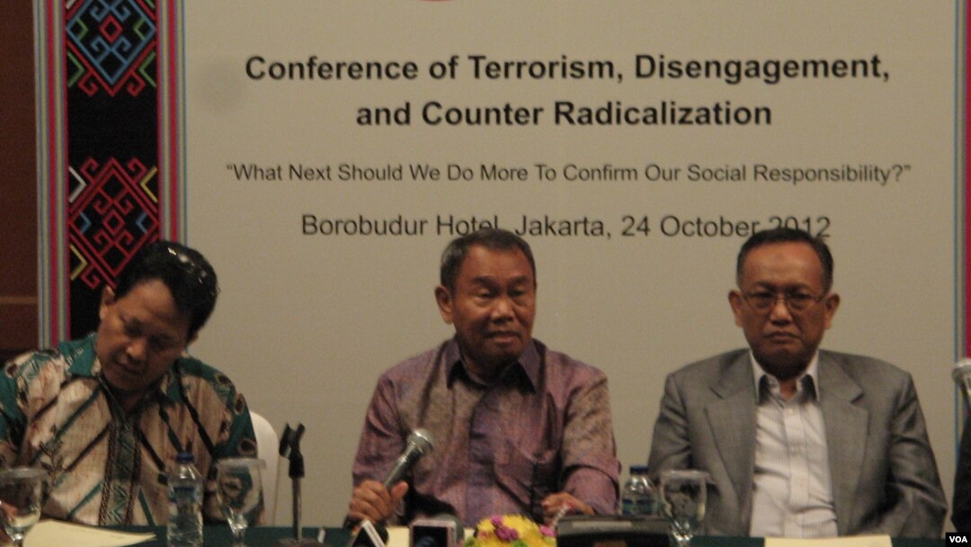 Kepala Badan Nasional Penanggulangan Terorisme (BNPT), Ansyaad Mbai (tengah), bersama Ahmad Baedowi (kiri) dan Syafii Mufid dari Institute for Society Empowerment (INSEP). (VOA/Andylala Waluyo)