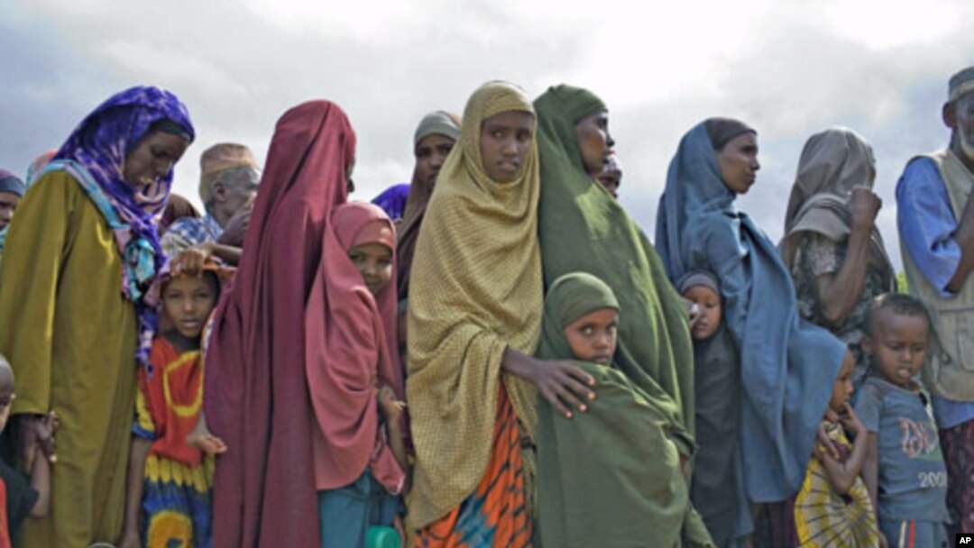 Newly arrived Somali refugees wait to be registered by the United Nations High Commission for Refugees at Dagahaley camp in Dadaab in Kenya's northeastern province, June 8, 2009 (file photo)