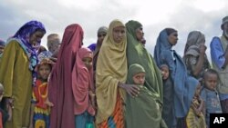 Newly arrived Somali refugees wait to be registered by the United Nations High Commission for Refugees at Dagahaley camp in Dadaab in Kenya's northeastern province, June 8, 2009 (file photo)