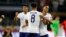 Des joueurs américains célèbrent la victoire 1-0 de leur équipe contre la Jamaïque lors d'un match de football de quart de finale de la Gold Cup de la CONCACAF, dimanche 25 juillet 2021, à Arlington, au Texas.