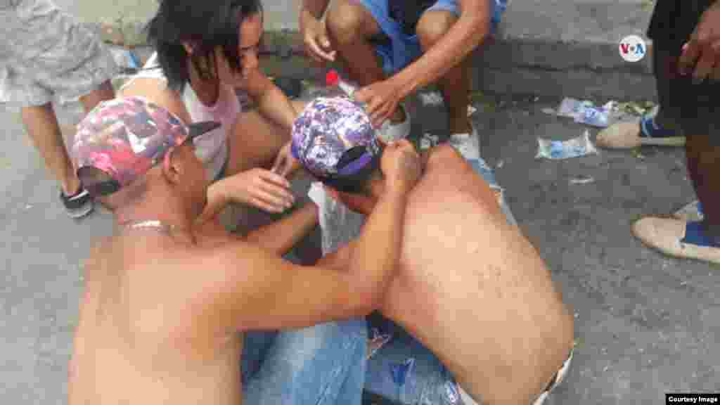 La violencia que se vive en la frontera colombo-venezolana ha puesto los ojos del mundo en la situación en Venezuela. Los enfrentamientos entre las fuerzas armadas del gobierno y manifestantes no se hicieron esperar este sábado.&nbsp;