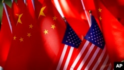 (แฟ้ม) ภาพธงชาติอเมริกันเคียงคู่ธงชาติจีน ถ่ายเมื่อ 16 ก.ย. 2018 ที่กรุงปักกิ่ง (เอพี)