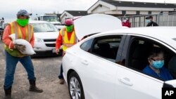 Karyawan City of Corpus Christi tengah memasukkan karung pasir ke mobil orang sebagai persiapan dalam menghadapi badai tropis Hanna, 24 Juli 2020, sebagai ilustrasi. (Foto: AP)