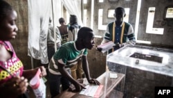 Voters are seen at a polling station during presidential elections in Makelele, Brazzaville, March 20, 2016. Congo began voting on March 20 under a media blackout, in a tense ballot expected to see President Denis Sassou Nguesso prolong his 32-year rule